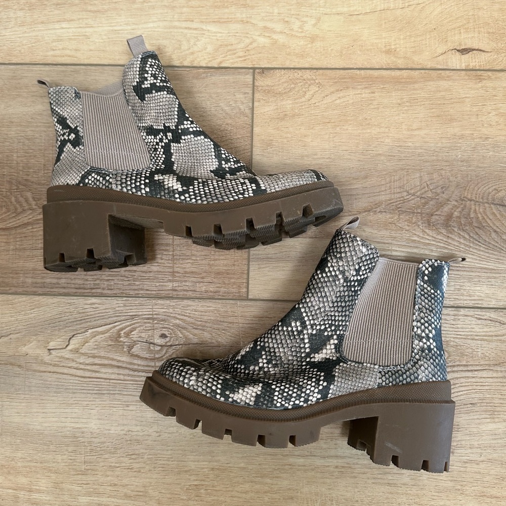 Universal thread booties never worn!